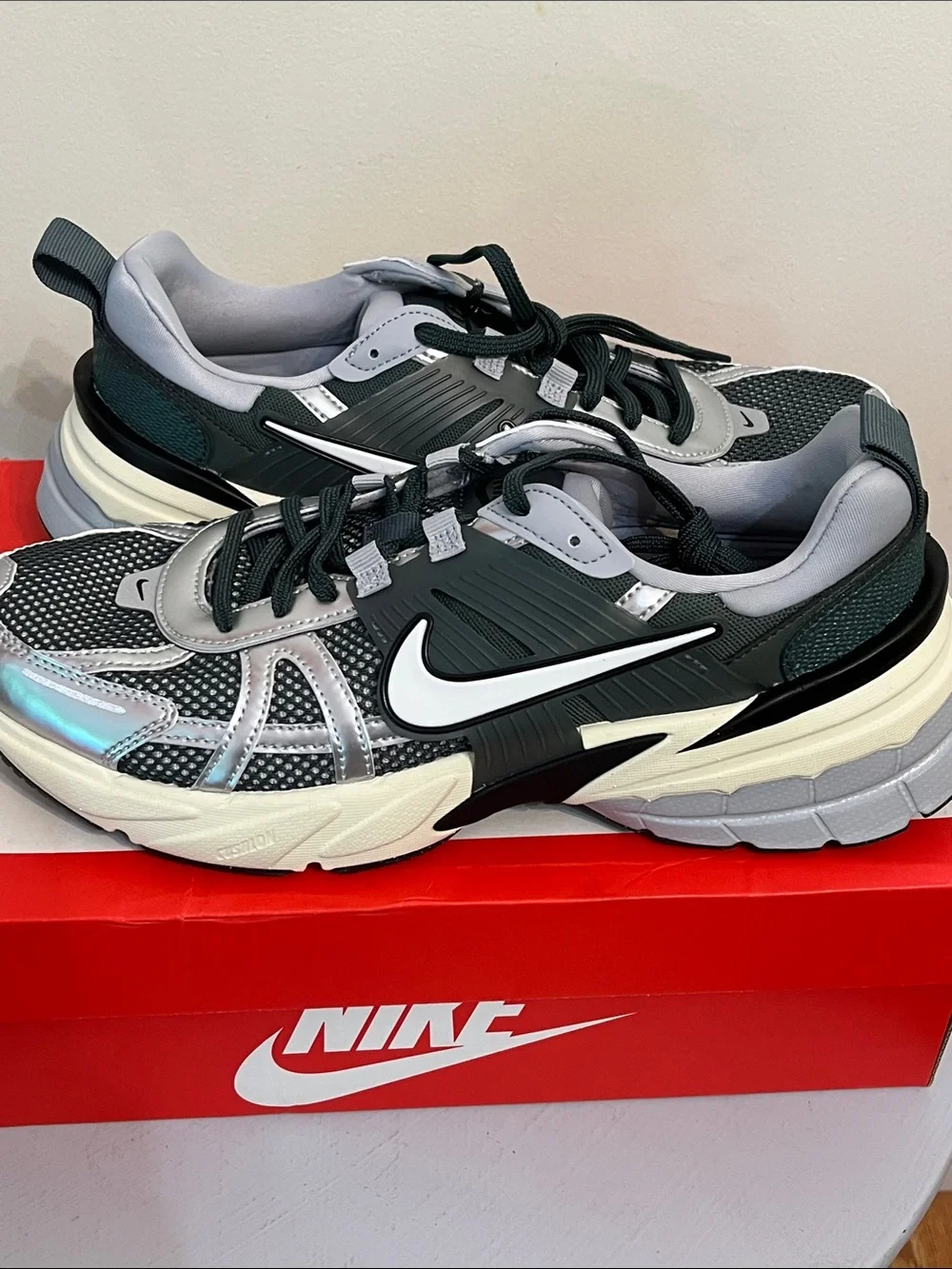 NEW NIKE V2K RUN - Vintage Green/Vintage Green Size 9M